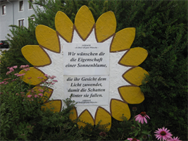 Sonnenblume mit guten Wünsche auf dem Dorfplatz von Lessach