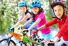 Kinder mit Fahrrad
